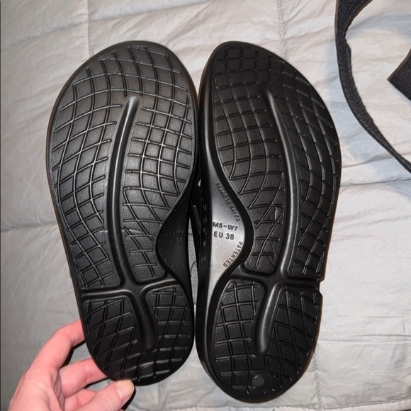 OOFOS Black Recovery Footwear - Picture 6 of 6